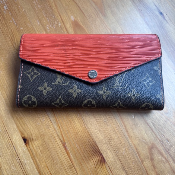 Brown wallet - Picture 1 of 9